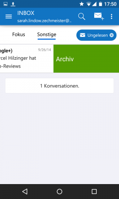 Um E-Mails ins Archiv zu verschieben wischt du mit dem Finger zur Hälfte nach links.