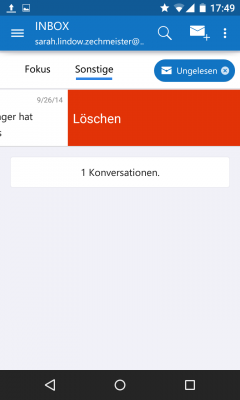 Du löscht E-Mails, indem du mit deinem Finger komplett nach links wischt.