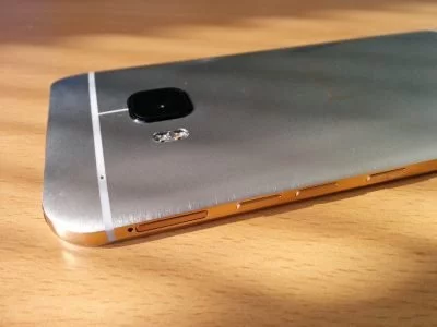 Perfekt sieht anders aus. Die rund 1mm hervorstehende, viereckige Kameraumfassung macht das Design des HTC One irgendwie etwas kaputt. Aber vielleicht gefällt es dir ja.