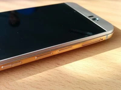 Praktisch, aber nicht ästethisch. Die rechte Seite des HTC One M9 ist überfülle, die neuen Frontkamera macht das symmetrische Design ebenfalls kaputt.
