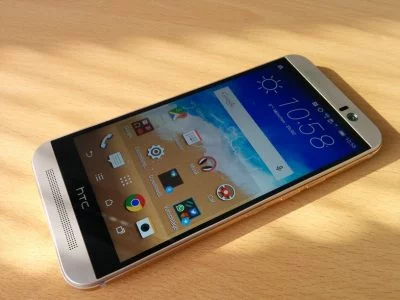 Das Wetter-Widget ist bei der aktuellen Version von Sense 7 deutlich weniger dominant. Das ist aber von Theme zu Theme verschieden.
