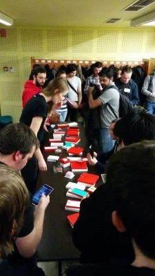 Ruth und David kümmern sich um die Hands-On mit dem OnePlus One, der Powerbank und den Kopfhörern.