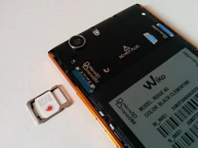 Der zweite SIM-Slot lässt sich wahlweise mit einer Nano-SIM oder einer microSD-Karte bestücken.
