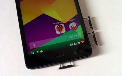 Das bq Aqaris E5 LTE verfügt über drei Einschübe. Zwei für die Micro-SIM-Karten (rechts) und einen für die MicroSD-Karte.