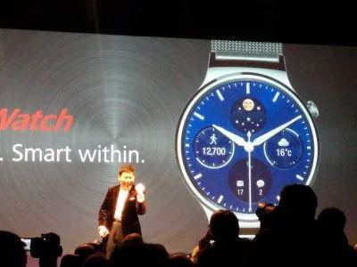 Richard Yu zeigt den anwesenden Journalisten die erste Android-Wear-Uhr von Huawei mit Saphirglas-Display.
