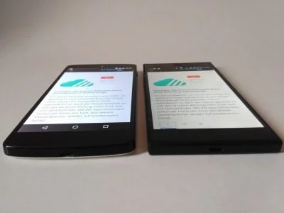Im direkten Vergleich mit dem Nexus 5 (links) ist das Display des Phicomm Passions etwas weniger hell und etwas weniger weiß.