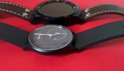 Kleiner, schmaler, dünner und leichter. Die Withings-Uhr trägt sich deutlich angenehmer.