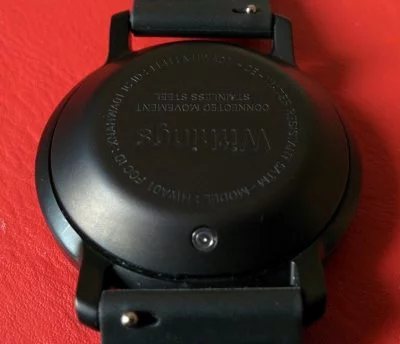 Auf der Rückseite der Withings Activité Pop gibt es eine Art Reset-Knopf, den du vor der ersten Inbetriebnahme betätigen musst.