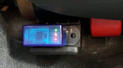 Dieser kleine Adapter leitet sämtliche Motordaten per Bluetooth an den Nexus-Bordcomputer weiter.