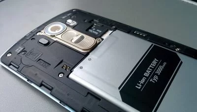 SIM- und microSD-Slot befinden sich beide klassisch unter der Rückabdeckung. 