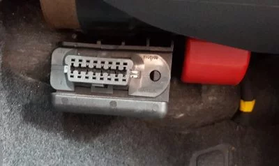 Je nach Hersteller befindet sich die Buchse für den Anschluss ans OBD-Interface an einer anderen Stelle und lässt einen größeren oder kleineren Adapter zu.