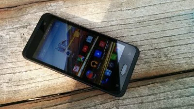 Das Display des Archos 45 Neon macht zwar auch bei prallem Sonnenschein noch mit, kommt aber nicht an den Bildschirm des Moto G 2013 heran.
