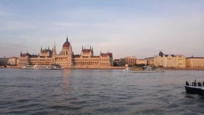 Beim Sonnenuntergang zeigt sich das Parlament in Budapest in seinem schönsten Gewand. Dieses Foto entstand mit dem LG G4.