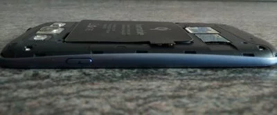 In der Seitenansicht ist klar zu erkennen, wie dünn/dick das Qi-Pad für das Samsung Galaxy S3 ist.