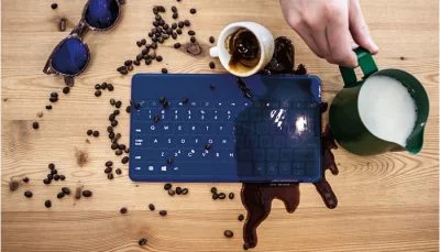 Selbst ein umgekippter Becher Kaffee macht der Logitech Tastatur, dank Fabric-Skin Oberfläche, nichts aus. 