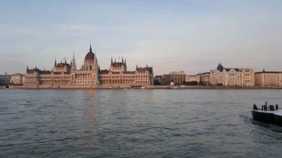 Sonnenuntergang zeigt sich das Parlament in Budapest in seinem schönsten Gewand. Dieses Foto entstand mit dem Samsung Galaxy S6.