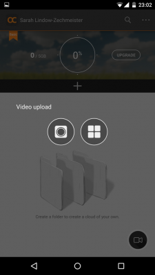 Über dem Plus-Button erstellst du einen neuen Video-Ordner. Durch einen Klick auf die Kamera drehst du ein neues Video oder lädst ein schon vorhandenes aus deinem Smartphone in die Cloud.