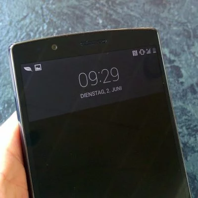 Um die Uhrzeit oder das Datum zu erfahren, ziehst du einfach den Finger von oben bis über die Mitte des Displays.