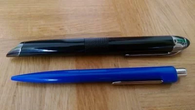 Größenvergleich mit einem üblichen Kugelschreiber. Der Livescribe 3 Smartpen ist doch wesentlich größer.