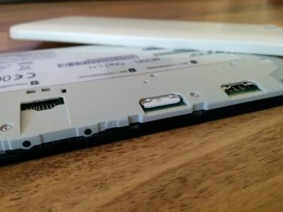 Der Akku des Honor 4x ist fest verbaut. Unter der Rückabdeckung finden sich ein MicroSD-Slot und zwei SIM-Einschübe.