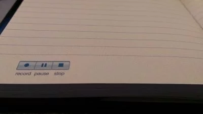 Das Livescribe-Papier enthält ganz kleine Punkte, an denen sich die Kamera orientiert. Unten rechts die ,,Schaltflächen`` für Pencasts.