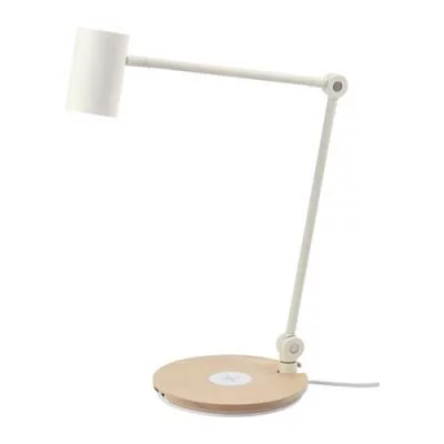 Und so sieht die Riggad-Leuchte aus. Der 90°-Winkel zwischen der oberen Stütze und dem Lampenkopf lässt sich nicht verkleinern. Möchtest du die Lampe höher stellen, kann sie nicht mehr gerade nach unten leuchten.