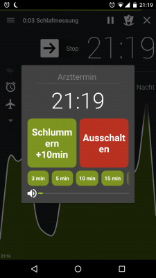 Der Wecker weckt dich in ansteigender Lautstärke. Bei Bedarf drückst du auf die Schlummertaste oder deaktivierst den Wecker über den roten Ausschalter.