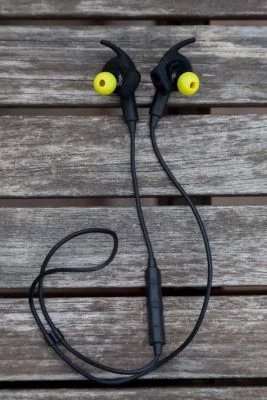 Das Kabel verbindet die beiden Ohrhörer miteinander. Ansonsten sind die Sport Pulse komplett kabellos.