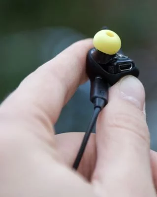 Die Kopfhörer lassen sich ohne speziellen Adapter per Micro-USB-Kabel aufladen.