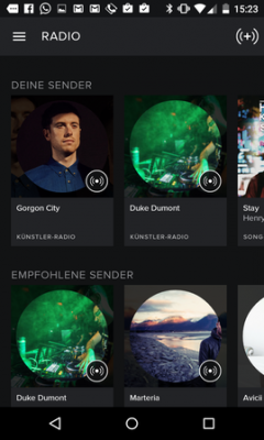 Spotify bietet eine einfache Radiofunktion, die sich an zuvor ausgewählten Interpreten orientiert.