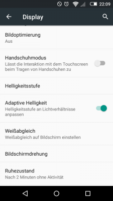 Das Aktivieren der "adaptiven Helligkeit", also das Anpassen der Displayhelligkeit an die Umgebungsbeleuchtung, kann den Akku bereits schonen