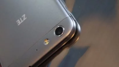 Die Linienführung auf der Rückseite ähnelt sehr dem iPhone