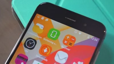 Die Farben des Display wirken Standartmäsig nicht kräftig. Spielt man an den Einstellungen werden sie unnatürlich wiedergegeben.
