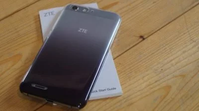 Das mitgelieferte Plastikcover gefällt uns