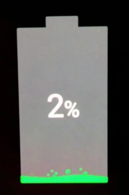 Erscheint diese oder eine ähnliche Anzeige auch nach 30 Minuten Laden mit dem Original-Ladegerät nicht, erst dann ist dein Android-Gerät ein Fall für den Service.