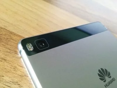 Hinter einer Glasabdeckung befindet sich der 13MP Sensor und der Dualtone-Flash.