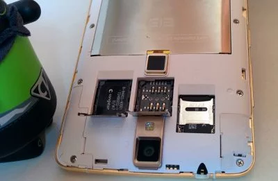 Hinter der Rückabdeckung ist Platz für zwei Micro-SIM-Karten und eine microSD-Speicherkarte.