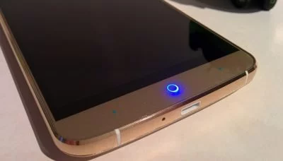 Der Home-Button glimmt in Blau, wenn du einen Anruf oder eine Nachricht verpasst hast.