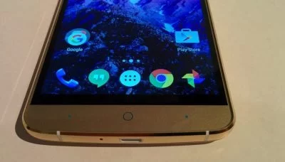 Der Rahmen um das Display herum beträgt seitlich knapp 2mm, unten und oben je 4mm.