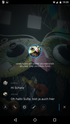Der Klick auf den Plus-Button öffnet weitere Möglichkeiten um deiner Nachricht Fotos oder Bilder hinzuzufügen.