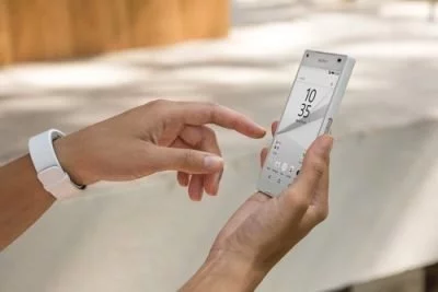 Auch das kleine Compact-Modell verfügt über einen Fingerprint-Reader an der Seite. Bild: SONY