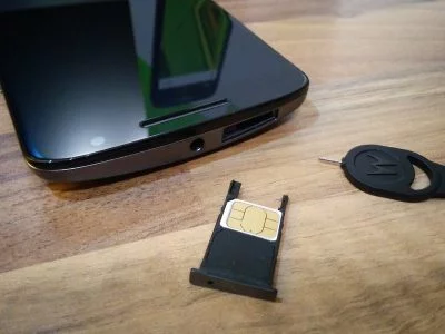 In dem Schlitten auf der Kopfseite ist Platz für eine Nano-Sim und für eine Micro-SD-Karte.