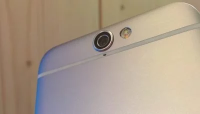 Die Kamera steht rund 1mm hervor, die Optik ist aber durch Safirglas vor Kratzern geschützt.