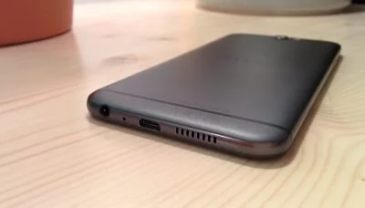 So viel zum Thema iPhone-Kopie: Apple hätte eine so hässliche Unterseite ohne jegliche Symmetrie niemals zugelassen.