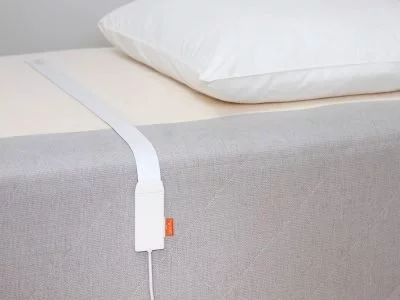 Bei der üblichen Bettbreite von 90 cm tut es der Sensor gerade noch. Bei breiteren Betten ist er hingegen zu schmal.