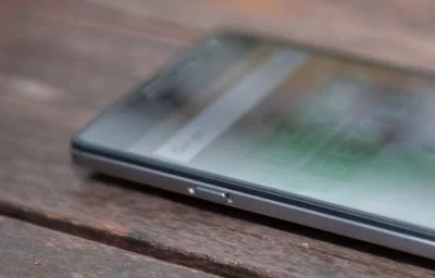 Der Schieberegler zur Linken schaltet das OnePlus 2 stumm.