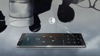 Dank drei verbauter Mikrofone erkennt das Mate S bei einer Telefonkonferenz besser, wer wann spricht.