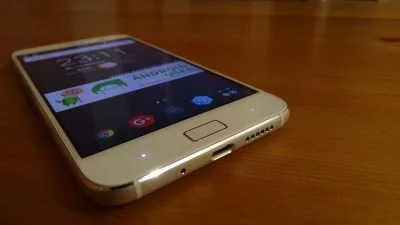 Neben dem Homebutton verstecken sich 2 kapazitive Button zur Navigation.