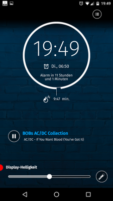 Der Wecker zeigt an, wann der nächste Alarm ansteht.