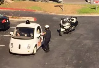 Polizist stoppt Google-Auto wegen zu langsamen Fahrens